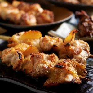 焼き鳥をはじめ人気の鶏料理が食べ放題で楽しめる鶴見の居酒屋「とりいちず」